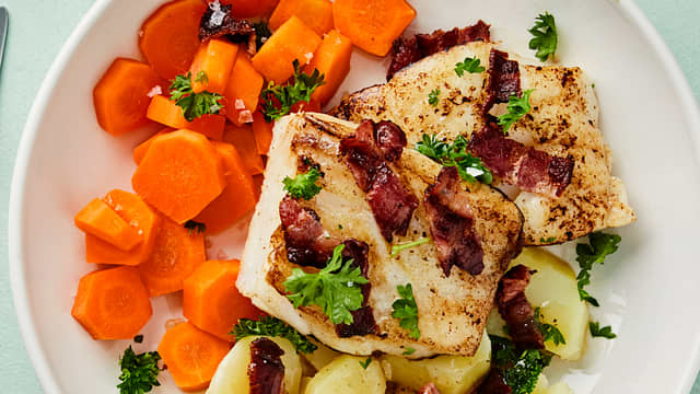 Torskefilet med gulrøtter, poteter og sprøstekt bacon