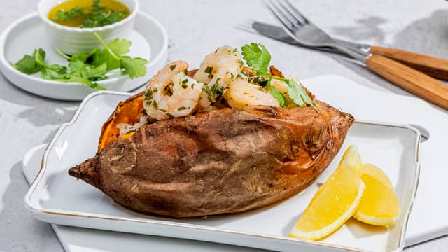 Bakt potet med scampi og hvitløkssmør