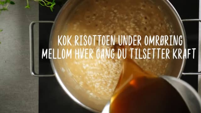 Tilsett kraften litt etter litt, la koke til risen er al dente, det vil si mør, men med litt tyggemotstand. Rør rundt hver gang du tilsetter mer kraft.