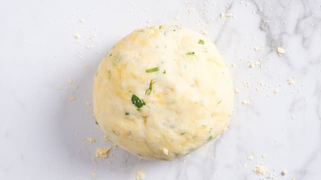 Bland til en fast deig. Legg deigen i en skål med plastfolie over, og la den hvile i kjøleskapet i ca 20 minutter.