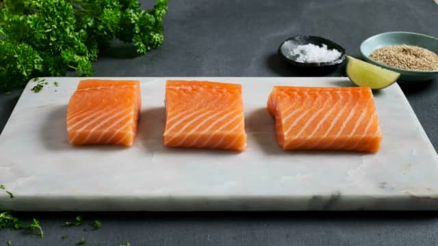 Krydre laksen med salt og pepper. Stek laksen i ca. 4 minutter på hver side, til den er gyllen på begge sider. Løft fisken ut av panna og la den hvile i noen minutter.