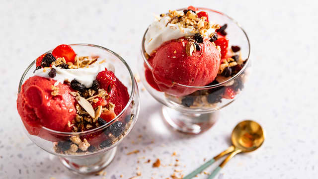Nude jordbær med yoghurt og granola