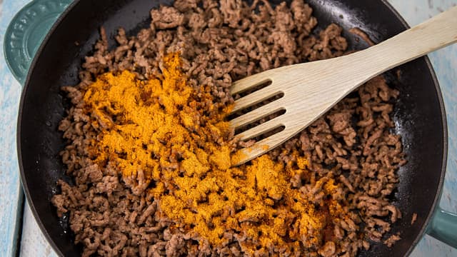 Dersom du starter med rå kjøttdeig, steker du denne først og blander i tacokrydder etter anvisning på pakken.