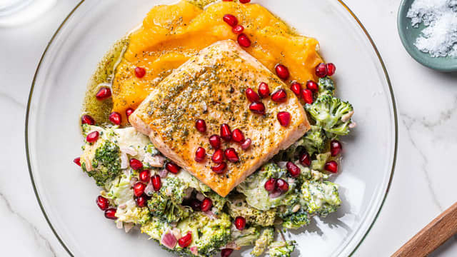 Server den stekte laksen med søtpotetmos, brokkolisalat og kryddersmøret du stekte fisken i.