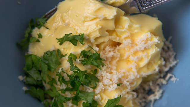 Bland smør, finrevet pepperrot og persille i en skål. Skrell og del gulrøttene i biter.