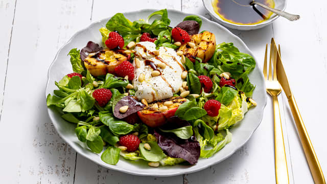 Grillet nektarinsalat med mozzarella