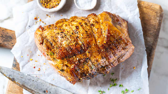 Brun kjøttet raskt på alle sider i en stekepanne. Sett det så i ovnen på 125 grader. La kjøttet stå i minimum 5 timer eller til kjernetemperaturen er ca. 86 grader.