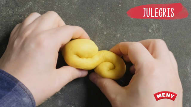 Form ulike lussekatter, alt etter fantasi. Legg dem på et bakepapirkledd stekebrett og la dem heve under plast på et lunt sted i ca. 15 minutter.