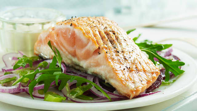 Grillet laks med eple, ruccola og pepperrot