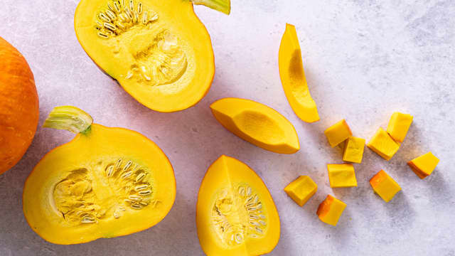 Skrell potet og riv alle grønnsakene på et råkostjern. Klem ut litt av væsken og ha over i en bolle.