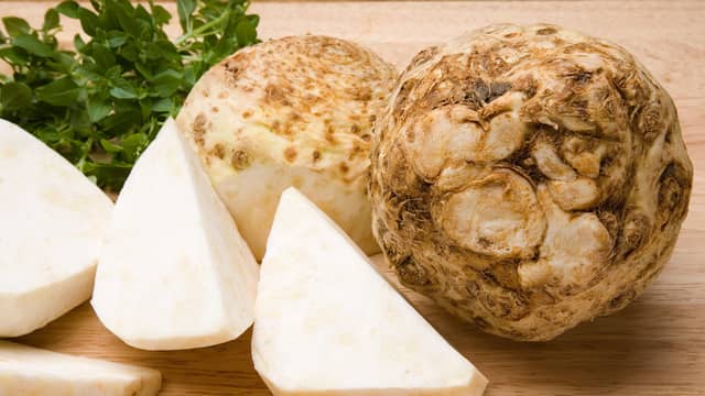 **Sellerirotstappe:** Skrell mandelpoteter og sellerirot, og kutt i biter. Trekk grønnsaksbitene i melk i ca. 25 minutter.