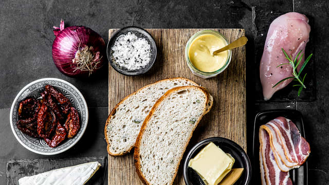 Smør brødskivene med sennep. Legg to skiver ost på den ene brødskiven.