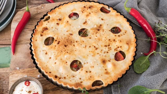 Pensle lokket med egg, og stek i ovnen på 180 grader i ca 15 minutter til lokket er gyllent og fyllet har stivnet.