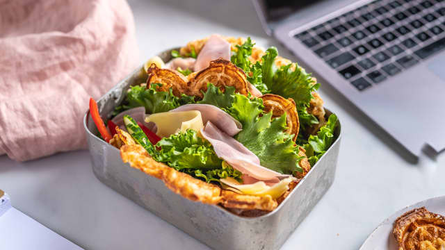 Ha gjerne de glutenfrie havrevaflene i matboksen med salat, skinke, ost, paprika og agurk.