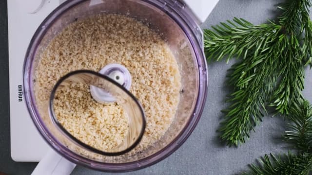 **Mandelbunn:** Kjør mandlene til grovt mandelmel i en blender eller foodprosessor.