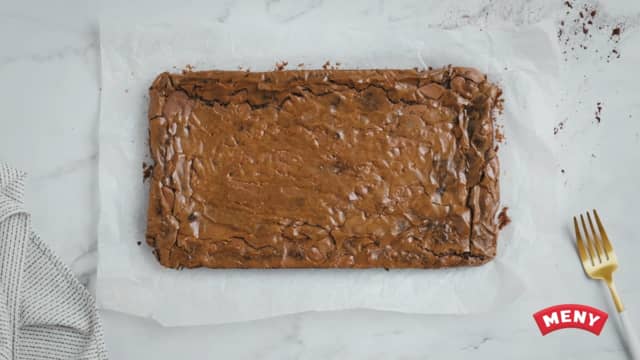 **Stek kaken midt i ovnen på 170 grader i ca. 25 minutter.** Kaken skal så vidt være gjennomstekt.