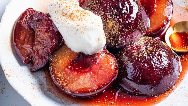 Server gjerne plommene med vaniljeis, vaniljesaus eller pisket krem.