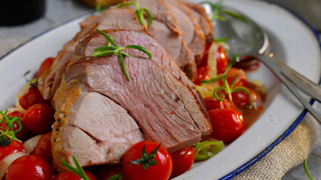 Del lammelåret i skiver, og server med ovnsbakte grønnsaker og frisk tzatziki.