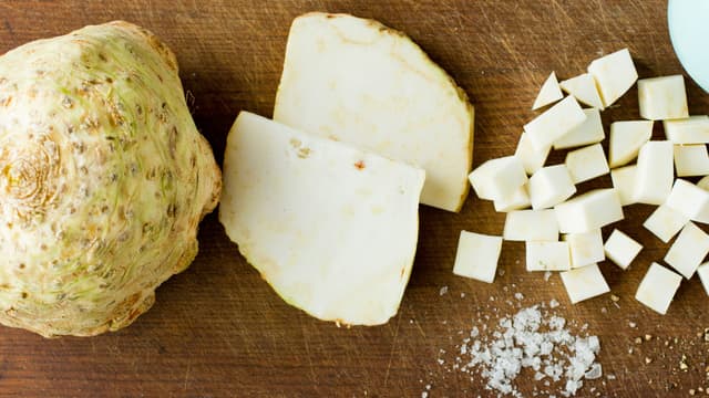 Skjær selleriroten i jevne små biter. Skrell eplene, fjern kjernehus og skjær eplene i biter. Ha alt over i en kasserolle og tilsett vann til det dekker.