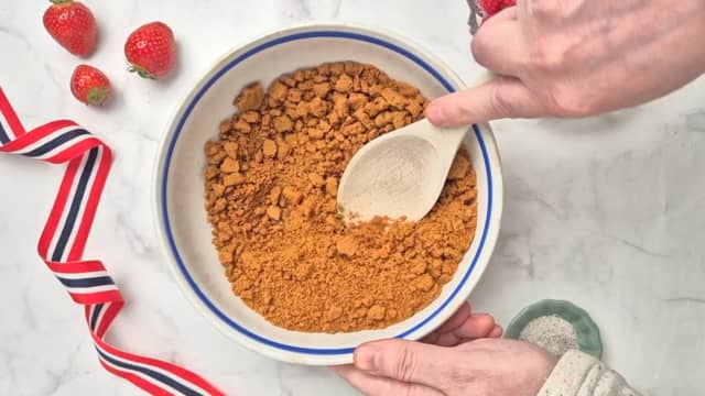 **Kjekssmuler:** Start med å knuse kjeksen i en foodprosessor eller for hånd til grove smuler.