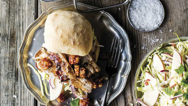 **Servering:** Drypp sjyen over ribbeskivene og server dem i rundstykker med epleslaw.