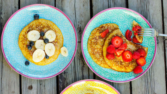 Topp pannekakene med hakkede nøtter og sjokolade, frukt og bær, honning eller brunost. Perfekt til frokost, lunsj, kveldsmat eller når du bare har lyst på noe godt.