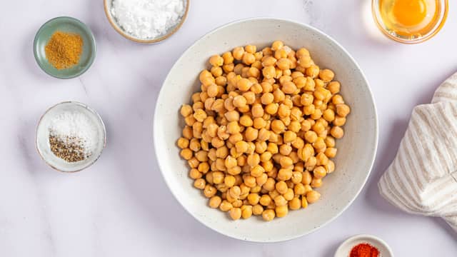 Hell vannet av kikertene, og skyll dem i kaldt vann.