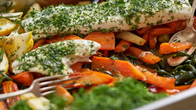 Smelt resten av kryddersmøret i en liten kjele på medium varme, og server ved siden av retten.