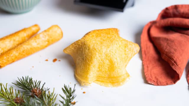 Avkjøl krumkakene raskt og ha dem rett over i lufttett boks, ellers blir de myke.