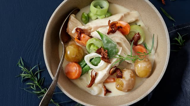 **Saus:** Smelt smør i en kjele og tilsett melet. Rør med en flat tresleiv et par minutter på svak varme. Skal ikke brunes. Spe med kraften, eplemosten og fløten.