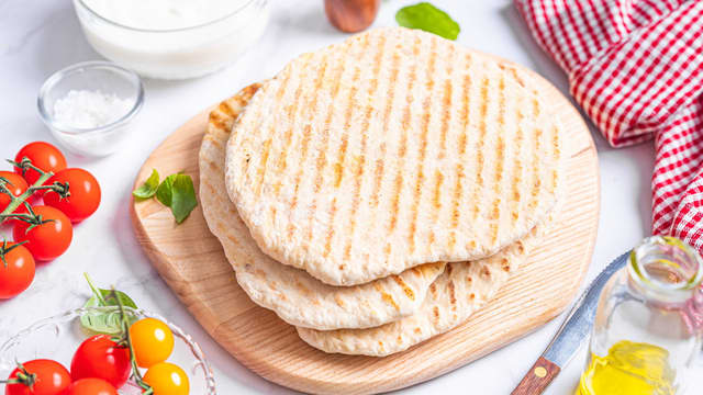 **Yoghurtbrød:** Lag enkle yoghurtbrød ved å følge [denne oppskriften.](https://meny.no/oppskrifter/bakst/grillet-yoghurtbrod/)