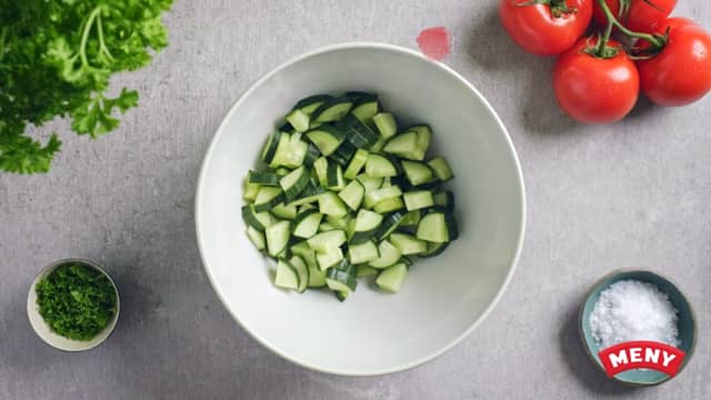 Kutt agurken i terninger. Grovhakk pistasjnøtter og finhakk persille, mynte og rødløk.