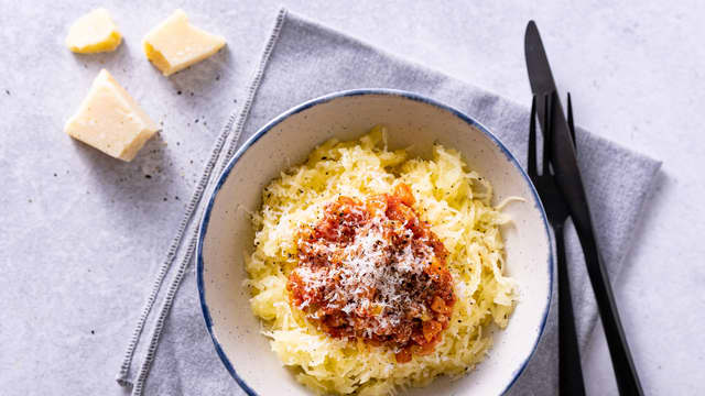 Anrett på tallerken og topp med tomatsaus, revet parmesan og grovhakkede urter.