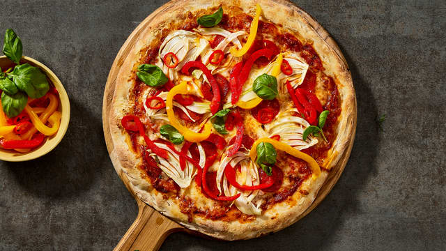 Pizza med pepperoni, fennikel og syltet paprika og chili