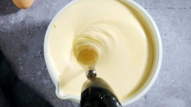 **Sukkerbrød:** Pisk egg og sukker til eggedosis.