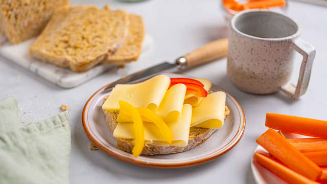 Ta brødene ut av formene og avkjøl dem på rist. Server nystekt brød med godt pålegg.