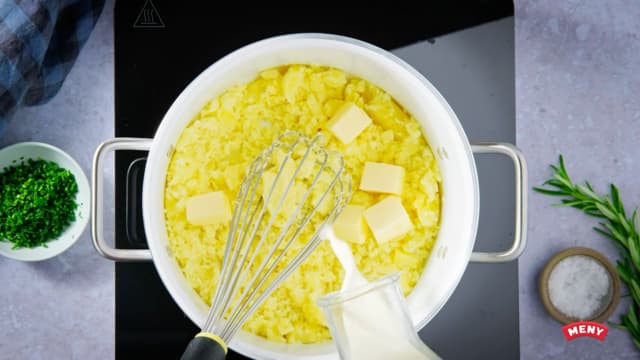 **Mandelpotetpuré:** Skrell potetene og del dem i to. Kok potetene møre og damp dem tørre. Mos potetene, tilsett fløte, smør og krydder og rør godt.