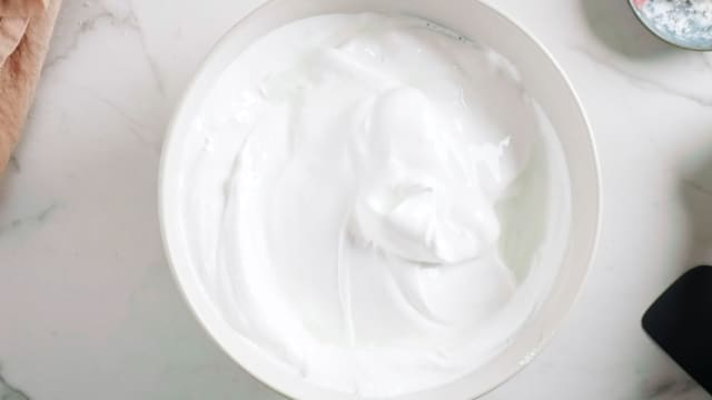 **Marengs:** Visp eggehvitene sammen med saltet i en kjøkkenmaskin til de begynner å bli hvite og luftige. Det er veldig viktig at bollen er helt ren!