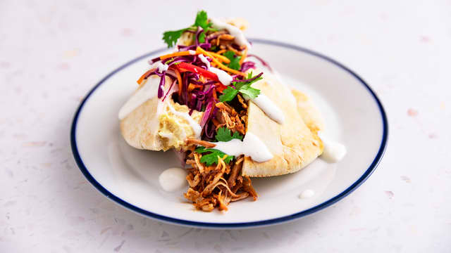 Pulled pork med kikertmos og marinerte grønnsaker