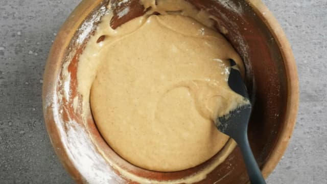 Bland sammen hvetemel, natron, bakepulver og kanel. Bland det inn i eggeblandingen og rør til du får en jevn deig.