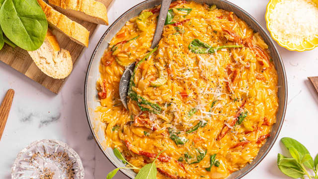 Skru av varmen og vend inn soltørket tomat, spinat og parmesan. Smak til med salt og pepper. Topp gjerne retten med litt ekstra parmesan og pepper før servering.