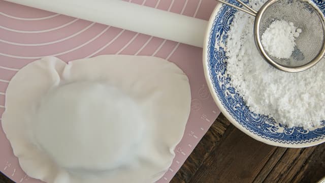 Skjær litt av toppen på den andre bunnen slik at nesen ligger bedre på hodet.