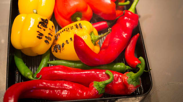 Legg dem hele på grillen, i en grillpanne eller under grill i ovn, og grill til skinnet blir helt sort.