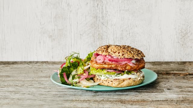 Fiskeburgere med fennikelsalat og dillrømme