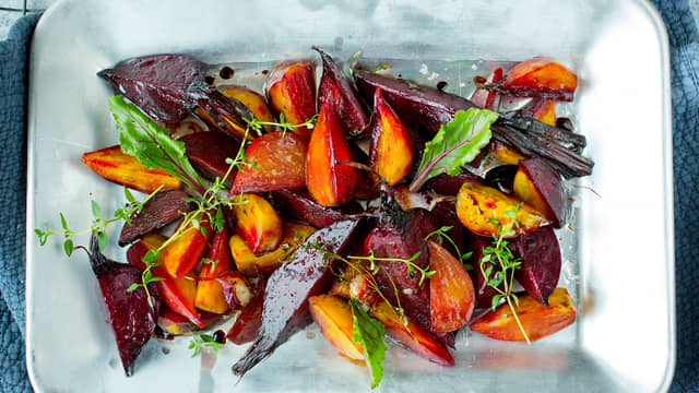 Dekk formen med aluminiumsfolie og bak betene midt i ovnen ved 200 grader i ca. 40 minutter til betene er helt møre.