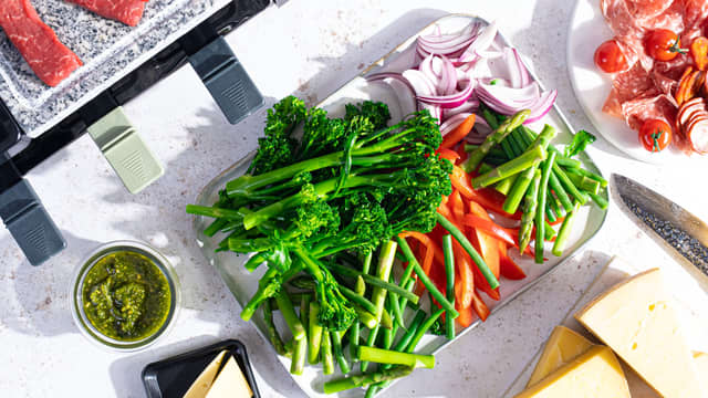 Strimle kjøttet i passe biter og legg bitene på et eget fat. Grønnsakene kan legges sammen.