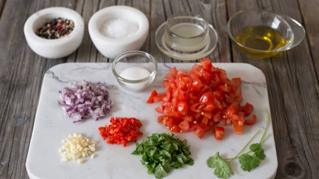 **Salsa:** Kutt tomater i terninger og finhakk koriander, rødløk, hvitløk og chili. Bland sammen med olivenolje og lime. Smak til med litt salt og pepper om ønskelig.