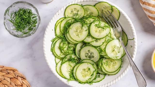 Tilsett agurkskivene til laken og sett det kaldt en liten halvtime mens du lager det andre.