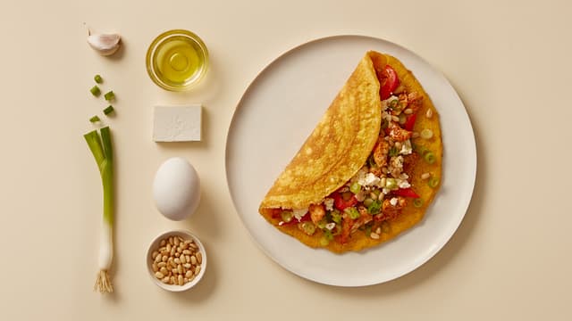 Loaded omelett med stekt spicy kyllingfilet, paprika, fetost, vårløk og pinjekjerner