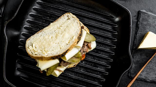 Smør sidene som vender ut med smør og stek i en stekepanne på
middels varme under lokk til skiven er gyllen. Snu og stek videre til osten
er smeltet.